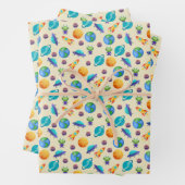 Weltraumforscher auf blass gelb geschenkpapier set (Beispiel)