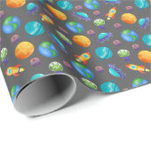 Weltraumforscher auf Dunkelgrau Geschenkpapier (Rolleneckpunkt)