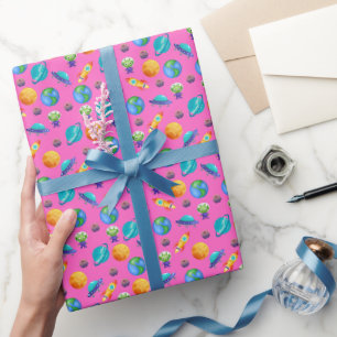 Weltraumforscher auf rosa geschenkpapier