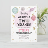 Weltraumjunge Mädchen zum zweiten Geburtstag Einla Einladung (Stehend Vorderseite)