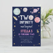 Weltraumjunge Mädchen zum zweiten Geburtstag Einla Einladung (Stehend Vorderseite)