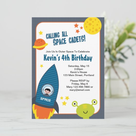 Weltraumjunge zum Geburtstag Einladung (Stehend Vorderseite)
