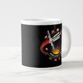 Weltraummissionsabzeichen Jumbo-Tasse (Vorderseite Rechts)