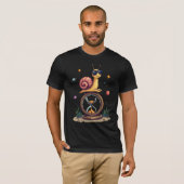 Weltraumschnecke | Chill Cosmic Clock Design T-Shirt (Vorne ganz)