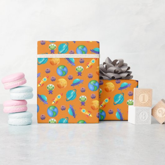 Weltraumsonder auf Orange Geschenkpapier (Babyparty)