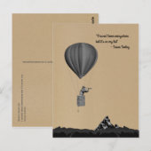 Weltreisende mit Heißluftballon und Bergen Postkarte (Vorne/Hinten)