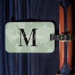 Weltreisender Größe Green Map Benutzerdefinierter  Gepäckanhänger<br><div class="desc">Reisen Sie stilvoll in die Welt! Dieses elegante und moderne Gepäckanhänger zeichnet sich durch eine gedämpfte graue/grüne Karte des Weltbildes aus,  die mit dem Vor- oder Nachnamen und dem Anfangsbuchstaben personalisiert werden kann.</div>