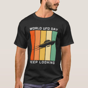 Welttag der UFOs Weiter Ausschau halten Außerirdis T-Shirt