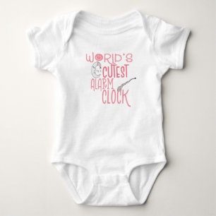 Weltweit Niedliche Weckuhr Humorvolles Zitat Pink  Baby Strampler