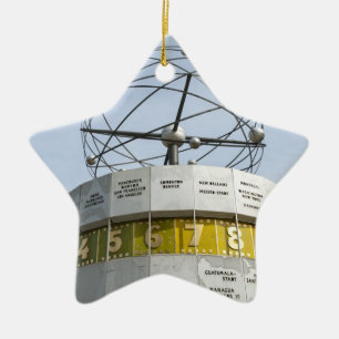 Weltzeituhr in Berlin Keramikornament