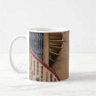 Wendeltreppe aus beigem und grünem Beton neben dem Kaffeetasse