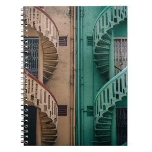 Wendeltreppe aus beigem und grünem Beton neben dem Notizblock