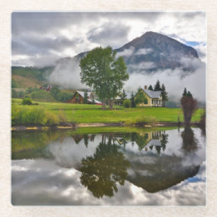 Wenig Haus im Nebel auf See Glasuntersetzer