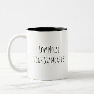 Wenig Lärm. Hohe Standards. Minimalistische Motiva Zweifarbige Tasse