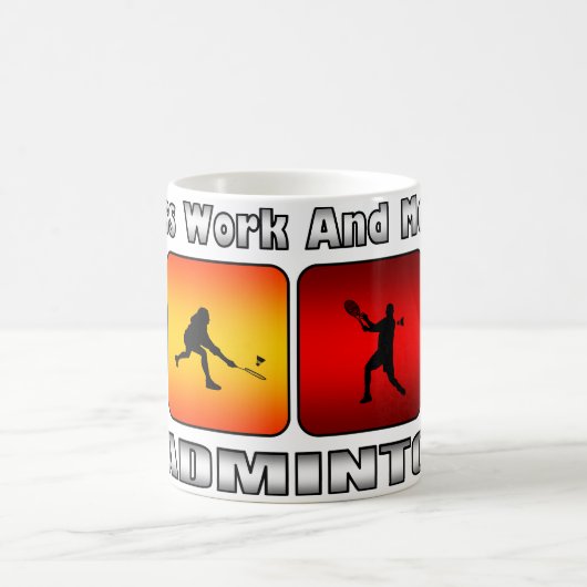 Weniger Arbeit und mehr Badminton Kaffeetasse (Mittel)