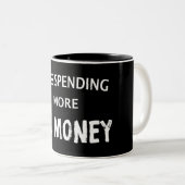 Weniger Ausgaben für mehr FU-Geld Zweifarbige Tasse (VorderseiteRechts)