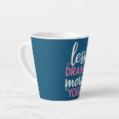 Weniger Drama Mehr Yoga Karma Redewendungen Design Milchtasse (Linke Ecke)