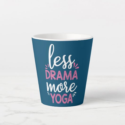 Weniger Drama Mehr Yoga Karma Redewendungen Design Milchtasse (Vorderseite)