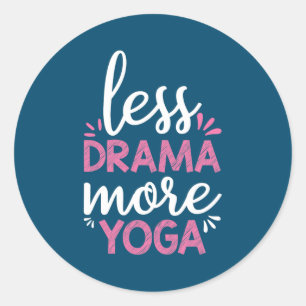 Weniger Drama, mehr Yoga Karma Sprüche Design Runder Aufkleber