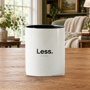 Weniger ist mehr Minimalistische Typografie-Tass Zweifarbige Tasse