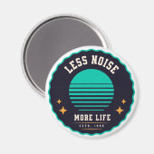 Weniger Lärm, mehr Leben - Retro-Hat-Design Magnet (Vorderseite/Rückseite)