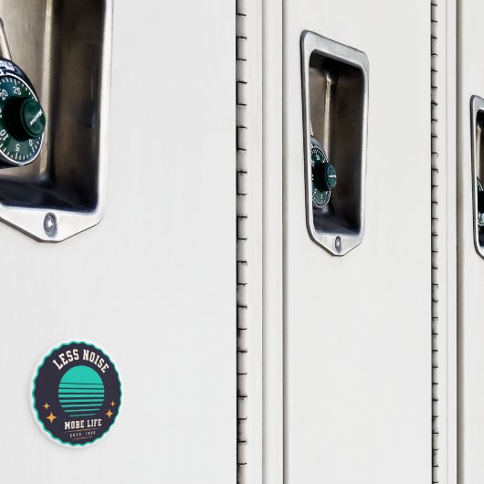 Weniger Lärm, mehr Leben - Retro-Hat-Design Magnet (In Situ (Schrank))