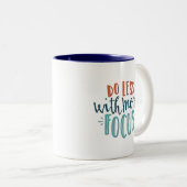 Weniger mit einer gezielteren Tasse von Zitaten (VorderseiteRechts)