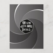 Weniger mit mehr Fokus Feiertagspostkarte (Vorderseite)