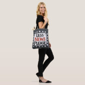Weniger News bitte Tasche (Am Model)