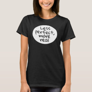 Weniger perfekt, wahrer - Minimalistischer Schwarz T-Shirt