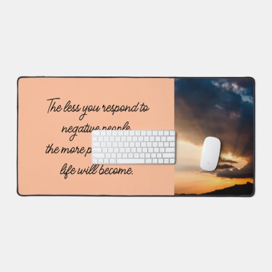Weniger reagieren Sie auf negative Leute Sonnenunt Schreibtischunterlage (Tastatur & Maus)