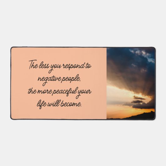 Weniger reagieren Sie auf negative Leute Sonnenunt Schreibtischunterlage (Vorderseite)