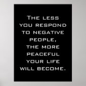 Weniger reagieren Sie auf negative Leute Zitat B P Poster (Vorne)
