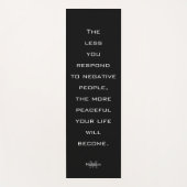 Weniger reagieren Sie auf negative Leute Zitat Mon Yogamatte (Vorderseite)