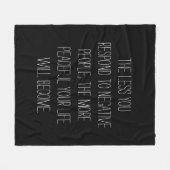 Weniger reagieren Sie auf negative Leute Zitat | S Fleecedecke (Vorderseite (Horizontal))