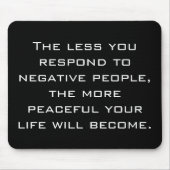Weniger reagieren Sie auf negative Leute Zitat | S Mousepad (Vorne)