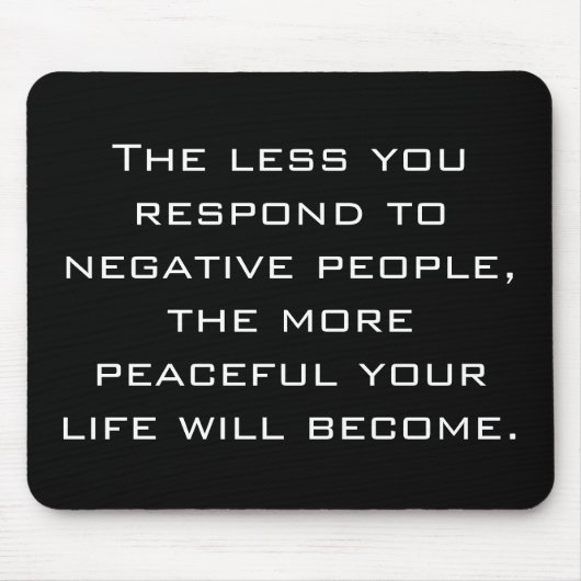 Weniger reagieren Sie auf negative Leute Zitat | S Mousepad (Vorne)