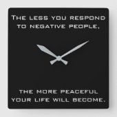 Weniger reagieren Sie auf negative Leute Zitat | S Quadratische Wanduhr (Vorderseite)