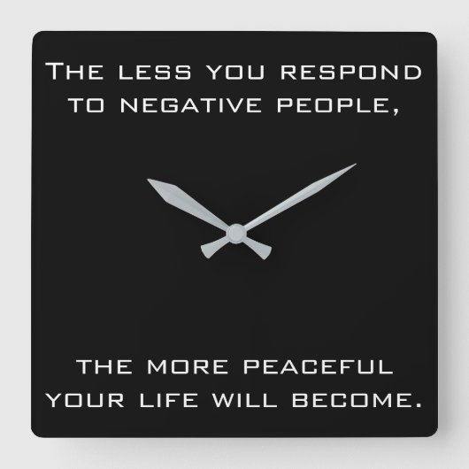 Weniger reagieren Sie auf negative Leute Zitat | S Quadratische Wanduhr (Vorderseite)