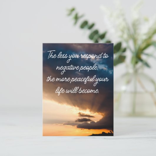 Weniger reagieren Sie auf negative Menschen Sonnen Postkarte (Stehend Vorderseite)