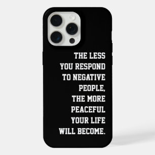 Weniger reagierst du auf negative Menschen Zitat s iPhone 15 Pro Max Hülle