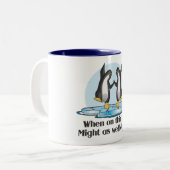 Wenn auf dünne Eis-Pinguin-lustigem Entwurf Zweifarbige Tasse (Vorderseite Links)