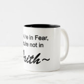 Wenn du Angst hast, bist du nicht im Glauben! Tass Zweifarbige Tasse (VorderseiteRechts)