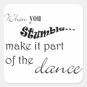 Wenn du stolperst, mache es zum Teil des Tanzes Quadratischer Aufkleber