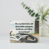 Wenn ein Radfahrer von seinem Fahrrad abfällt und  Postkarte (Stehend Vorderseite)