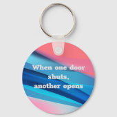 Wenn eine Tür geschlossen wird, öffnet sich ein an Schlüsselanhänger (Vorderseite)