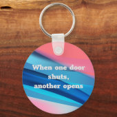 Wenn eine Tür geschlossen wird, öffnet sich ein an Schlüsselanhänger (Vorderseite)