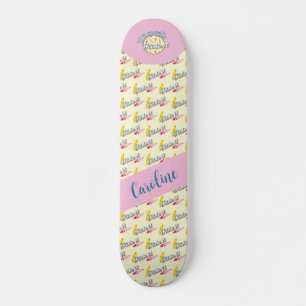 Wenn es anschwellt reiten, surfen sie mädchenhaft skateboard