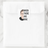 Wenn es neun - RGB, Ruth Bader Ginsburg Quadratischer Aufkleber (Tasche)