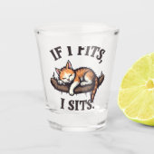 Wenn es passt, sitze ich lustige Schläfchen Katze Schnapsglas (Vorderseite)